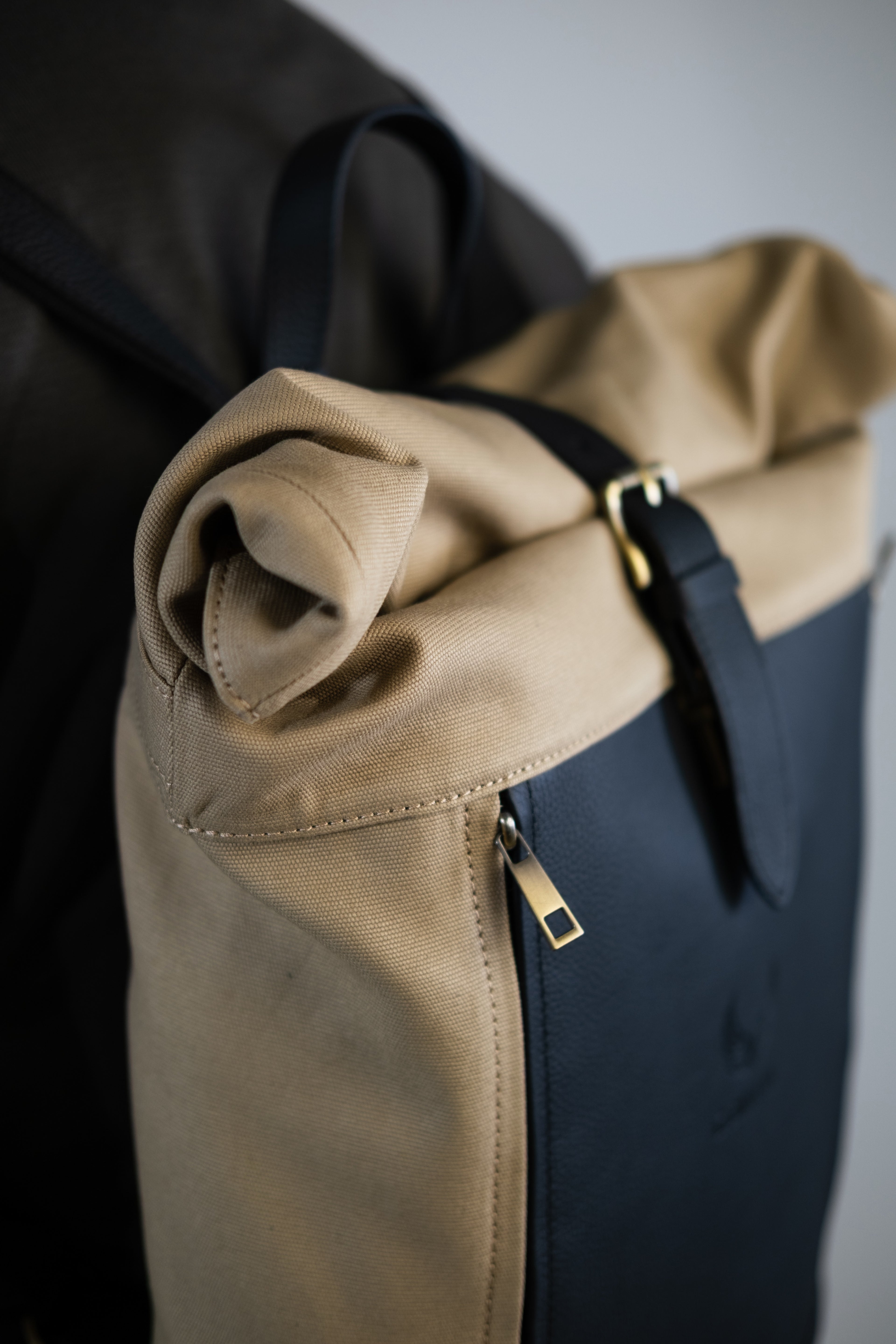 Canvas & Leder Rolltop – Khaki-Schwarz