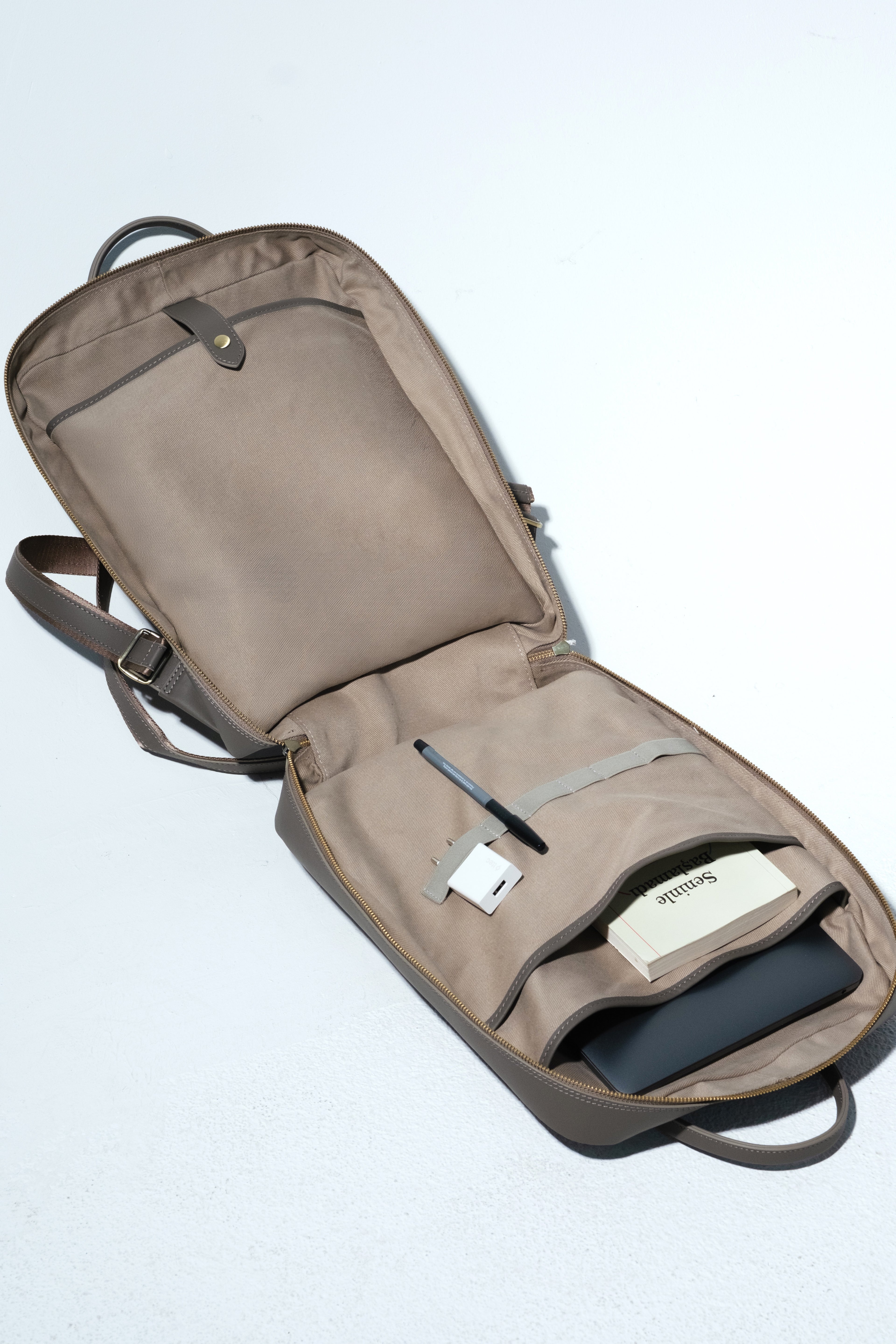 2-in-1 Rucksack-Aktentasche – Taupe